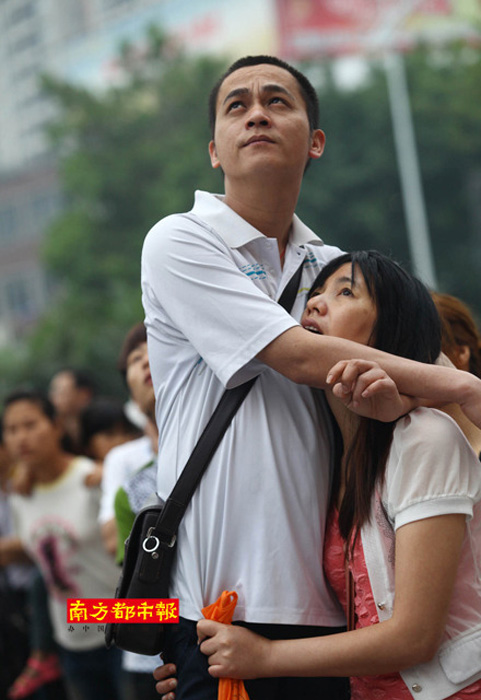 Ů�Ӹ�¥�������� Χ���߶¾Ȼ�����һ������