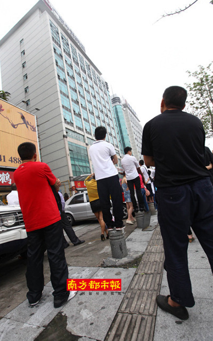 Ů�Ӹ�¥�������� Χ���߶¾Ȼ�����һ������